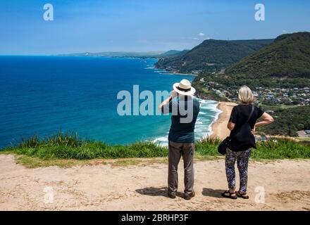 Ein Paar, das die Aussicht auf die Küste vom bald Hill Lookout Stanwell Park NSW Australia bewundern kann Stockfoto