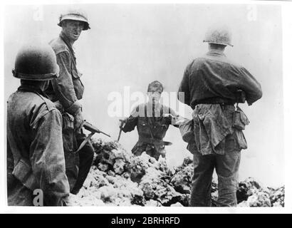 Vintage-Foto Zweiten Weltkrieg - Japanischer Marineoffizier übergibt sich auf Okinawa amerikanischen Soldaten Stockfoto