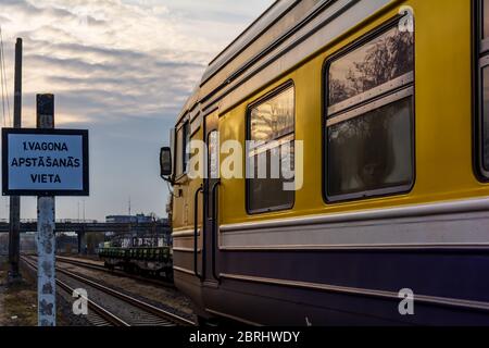 Vorstadtpassagierzug mit Mädchengesicht im Fenster und Schild Stockfoto