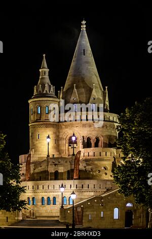 Ein Foto der neoromanischen Fischerbastei in Budapest, Ungarn. Teil der Budaer Burg mit sieben Türmen mit Blick auf die Donau R Stockfoto