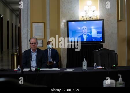 US-Senator Bob Casey, Jr. (Demokrat von Pennsylvania), rechts, spricht per Videoanruf während einer Anhörung des US-Senats im Alterungsausschuss am Donnerstag, den 21. Mai 2020, im Kapitol der Vereinigten Staaten in Washington, DC, USA. Quelle: Stefani Reynolds/CNP/MediaPunch Stockfoto