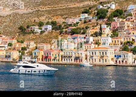 SYMI, GRIECHENLAND - 15. Mai 2018: Symi Bucht mit schönen bunten Häusern Stockfoto