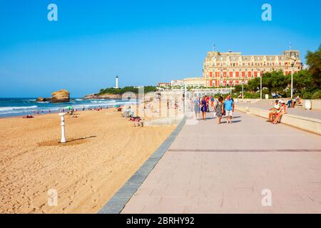 BIARRITZ, Frankreich - 18. SEPTEMBER 2018: die Promenade an der La Grande Plage, öffentlichen Strand von Biarritz Stadt am Golf von Biskaya an der Atlantikküste in F Stockfoto