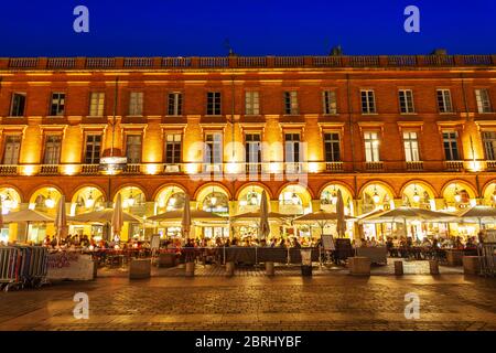 TOULOUSE, Frankreich, 20. SEPTEMBER 2018: Cafe und Restaurant am Place du Capitole oder Rathaus Ort sqauare, kommunale Verwaltung der Stadt Toulouse i Stockfoto