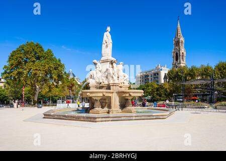 NIMES, Frankreich - 22. SEPTEMBER 2018: Pradier Brunnen an der Esplanade Charles de Gaulle Park in der Stadt Nimes in Südfrankreich Stockfoto