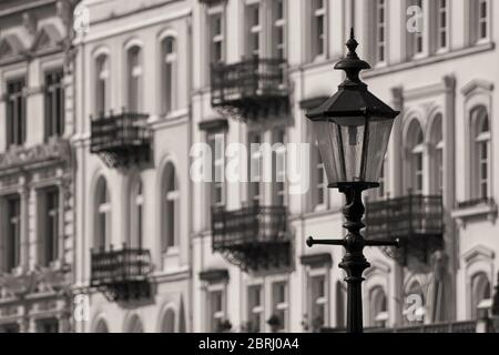 Eine Straßenlampe vor einem weißen Haus Stockfoto