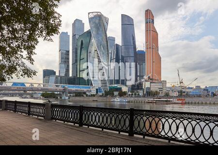 Moskau, Russland, 21. August 2019: Blick auf eine Gruppe von Wolkenkratzern vom gegenüberliegenden Ufer des Flusses an einem Sommerabend. Stockfoto