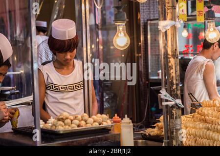 Xian / China - 3. August 2015: Straßenverkäufer verkaufen Lebensmittel im muslimischen Viertel von Xian, Provinz Shaanxi, China Stockfoto