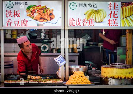 Xian / China - 3. August 2015: Straßenverkäufer verkaufen Lebensmittel im muslimischen Viertel von Xian, Provinz Shaanxi, China Stockfoto