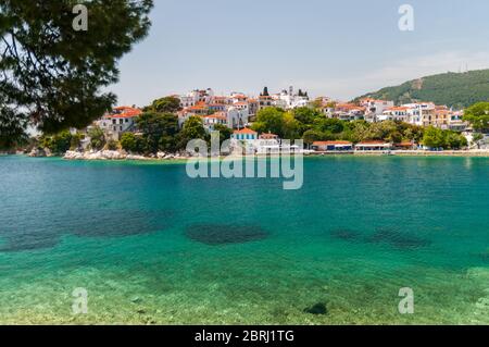 Bilder aufgenommen auf der wunderschönen Insel Skiathos, die sich im tiefblauen Wasser der Ägäis befindet. Stockfoto