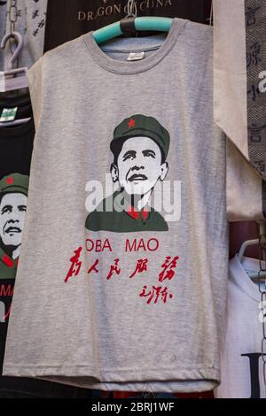 Xian / China - 3. August 2015: T-Shirt mit dem 44. Präsidenten der Vereinigten Staaten Barack Obama, gekleidet als Mao Zedong mit dem Text Oba Mao, so Stockfoto