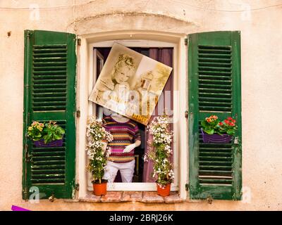 Ein Schaufenster in Saint-Tropez, Côte d'Azur, Frankreich Stockfoto