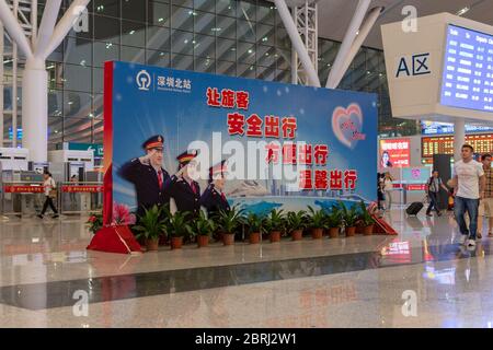 Shenzhen / China - 27. Juli 2015: Shenzhenbei (Shenzhen North) Bahnhof, großer Intercity Bahnhof in Longhua, Baoaan District of Shenzhe Stockfoto