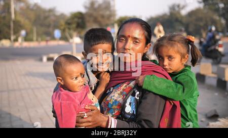 Delhi, Indien - 28. November 2018: Porträts von Kindern und Müttern, die auf den Straßen von Delhi arbeiten und betteln. Stockfoto