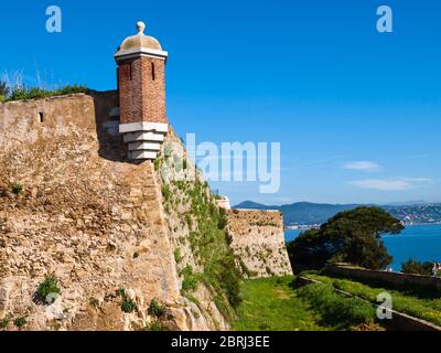 Stadtmauer an der Zitadelle in Saint-Tropez, Côte d'Azur, Frankreich Stockfoto