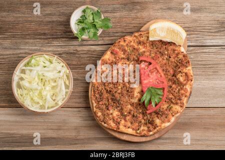 Türkische Pizza, aus Hackfleisch und Zwiebel auf Holztisch Stockfoto