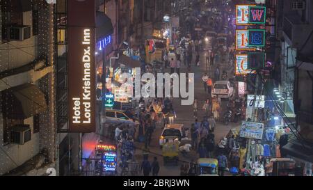 NEW DELHI, INDIA - 09.12.2018: Blick auf überfüllte Straßen mit Geschäften, Hotels, Transport und Menschen in Main Bazaar oder Paharganj. Stockfoto