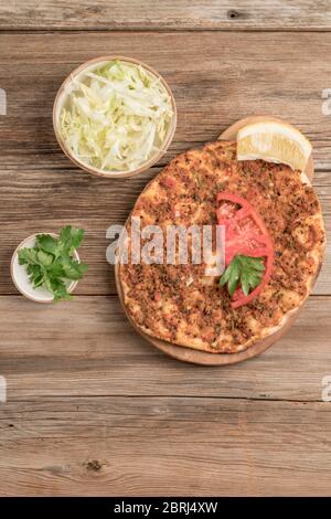 Türkische Pizza, aus Hackfleisch und Zwiebeln auf dem Tisch Stockfoto
