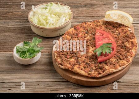 Türkische Pizza, aus Hackfleisch und Zwiebeln auf dem Tisch Stockfoto