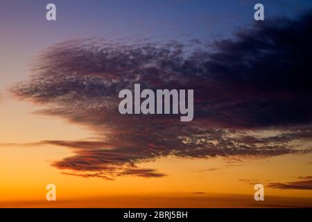 Farbige Wolken gegen den Sonnenuntergang Himmel Stockfoto