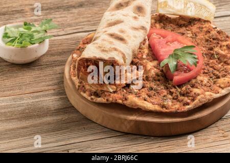 Türkische Pizza, aus Hackfleisch und Zwiebeln auf dem Tisch Stockfoto