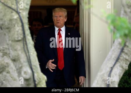 US-Präsident Donald J. Trump tritt aus dem Oval Office des Weißen Hauses in Washington, DC, bevor er am 21. Mai 2020 nach Detroit abtritt. Trump wird an einer Hörsitzung mit afroamerikanischen Führern teilnehmen und das Ford Rawsonville Components Plant in Ypsilanti, Michigan, besuchen. Kredit: Yuri Gripas/Pool über CNP - Nutzung weltweit Stockfoto