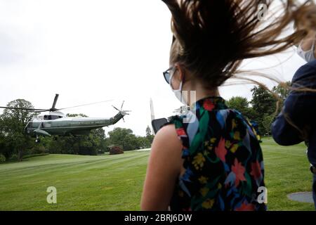 Zuschauer beobachten als Marine One mit US-Präsident Donald J. Trump an Bord, der am 21. Mai 2020 vom Weißen Haus in Washington, DC auf dem Weg nach Detroit, Michigan, abreist. Trump wird an einer Hörsitzung mit afroamerikanischen Führern teilnehmen und das Ford Rawsonville Components Plant in Ypsilanti, Michigan, besuchen. Kredit: Yuri Gripas/Pool über CNP - Nutzung weltweit Stockfoto