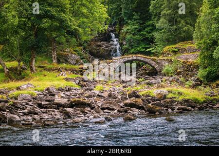 Charmanter Stein 'Roman Bridge' in Glen Lyon, Perthshire, Schottland. Schöne Sommer schottische Higlands Landschaft. Stockfoto