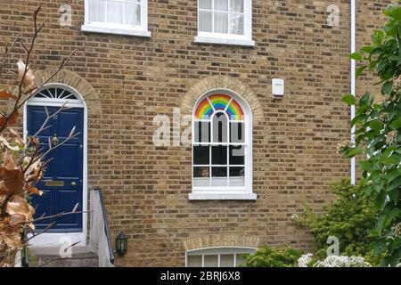 London, Großbritannien - 27. April 2020: Handgezeichneter Regenbogen und Poster mit Dankesanmerkung an NHS, ausgestellt im Haus in Lewisham, während des Coronavirus c Stockfoto