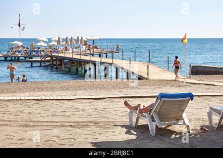 Kemer, Türkei, 24. September 2019: Eine kleine Anzahl von Urlaubern an einem beliebten Strand in der Türkei. Stockfoto