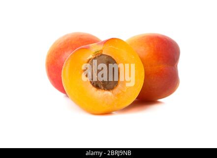 Frische leckere Aprikosen auf weißem Hintergrund isoliert Stockfoto