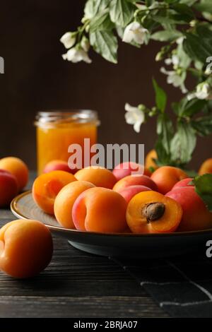 Komposition mit Aprikosen und Marmelade auf Holzhintergrund Stockfoto