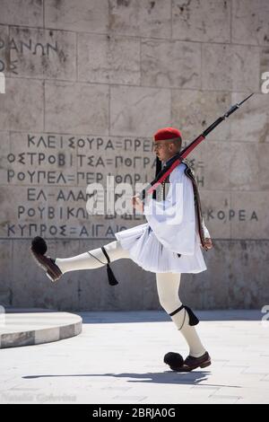 Athen, Griechenland - 01. Mai 2019: Griechische Soldaten Evzonen in traditionellen ungewöhnlichen Uniformen gekleidet, bezieht sich auf die Mitglieder der Präsidentengarde, an eli Stockfoto