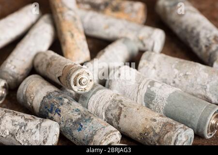 Elektrolytische Wirkung auf Batterien durch Lecks und Altern, die Korrosion und Ablagerungen von Aluminium und Zinkchlorid verursachen Stockfoto