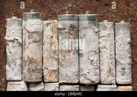 Elektrolytische Wirkung auf Batterien durch Lecks und Altern, die Korrosion und Ablagerungen von Aluminium und Zinkchlorid verursachen Stockfoto