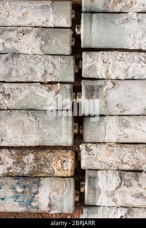 Elektrolytische Wirkung auf Batterien durch Lecks und Altern, die Korrosion und Ablagerungen von Aluminium und Zinkchlorid verursachen Stockfoto