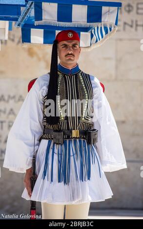 Athen, Griechenland - 01. Mai 2019: Griechische Soldaten Evzonen in traditionellen ungewöhnlichen Uniformen gekleidet, bezieht sich auf die Mitglieder der Präsidentengarde, an eli Stockfoto