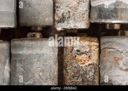 Elektrolytische Wirkung auf Batterien durch Lecks und Altern, die Korrosion und Ablagerungen von Aluminium und Zinkchlorid verursachen Stockfoto