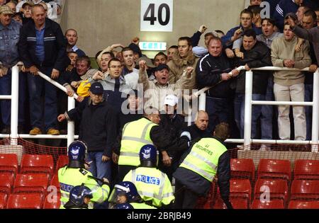 Stoke City / Wolverhampton Wanderers, 19. Oktober 2002 Polizeibeamte und Sicherheitsbeamte Massenkontrolle Stockfoto