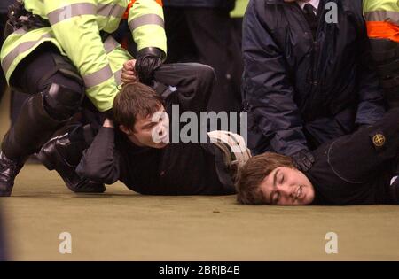 Stoke City gegen Wolverhampton Wanderers, 19. Oktober 2002 Fußballfans, die von Polizisten beim Fußballspiel von Stoke City verhaftet wurden Stockfoto