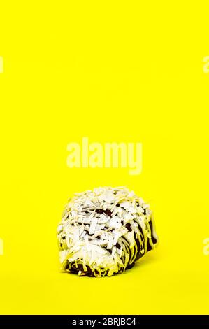 Erdbeergenuss mit Kokosnuss und Schokolade auf gelbem Hintergrund. Stockfoto