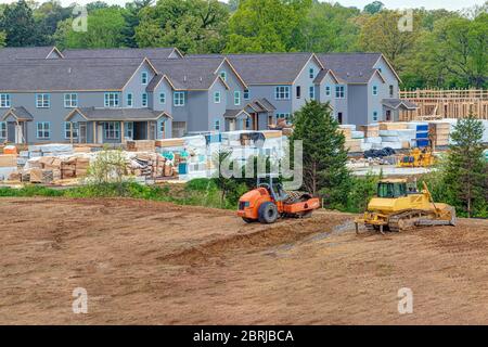 Horizontale Aufnahme eines im Bau befindlichen Apartmentkomplexes. Stockfoto