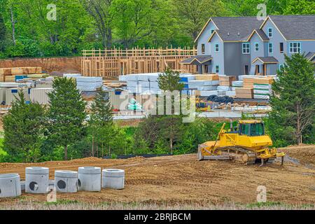 Horizontale Aufnahme eines im Bau befindlichen Apartmentkomplexes. Stockfoto