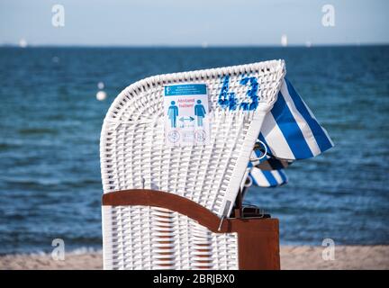 21. Mai 2020, Schleswig-Holstein, Niendorf/Ostsee: "Abstand halten" steht auf einem Schild auf einem Korbliegen am Ostseestrand. Foto: Daniel Bockwoldt/dpa Stockfoto