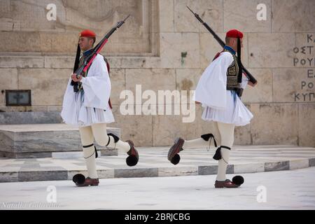 Athen, Griechenland - 01. Mai 2019: Griechische Soldaten Evzonen in traditionellen ungewöhnlichen Uniformen gekleidet, bezieht sich auf die Mitglieder der Präsidentengarde, an eli Stockfoto