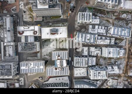 Luftdrohne-Aufnahme von Gebäudekomplex mit Solarpaneelen auf der Oberseite mit Schnee bedeckt in Salzburg Außenbezirke Stockfoto