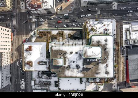 Luftdrohne-Aufnahme von Gebäude oben in Salzburg Zentrum mit Schnee im Winter bedeckt Stockfoto