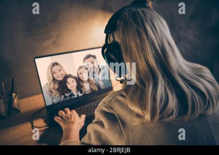 Hinten wieder Nahaufnahme Foto von modernen Oma mit Netbook, um Gespräch mit ihrer Familie Sohn Enkelin und Enkel haben Stockfoto