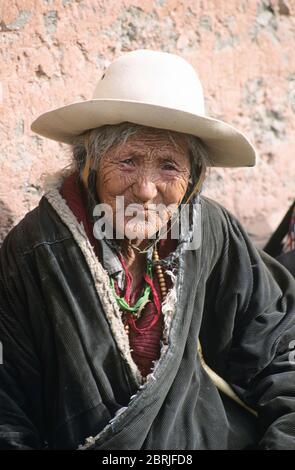 Porträt einer Tibeterin, Xiahe, Gannan Tibetische Autonome Präfektur, Gansu, China Stockfoto
