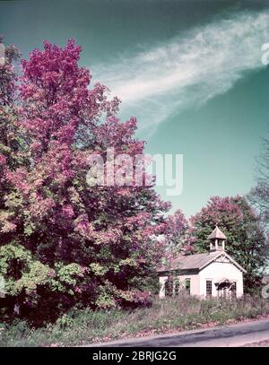 Ein-Zimmer-Schulhaus in Mt. Ross, NY mit Herbstlaub aufgenommen auf 4x5 Film. Stockfoto